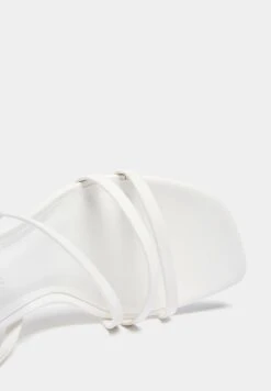 PULL & BEAR Absatz Mit Gekreuzten Riemen - Sandalen - White 11 PULL & BEAR Absatz Mit Gekreuzten Riemen - Sandalen - White -Anna Field Winkel 11f9646f3a214e7f86b757e545cf53b7
