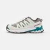 Salomon Xa Pro 3D V9 - Trail Hardloopschoenen - Gull/White/Bleached Aqua -Anna Field Winkel 6bc25134299543bab0ecf0802b81f57f