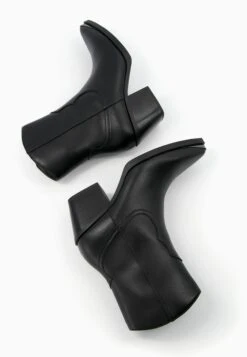 BERSHKA Heeled With Metallic Toe - Cowboy-/Bikerlaarsjes - Black 12 BERSHKA Heeled With Metallic Toe - Cowboy-/Bikerlaarsjes - Black -Anna Field Winkel c1128abf442a45fb9d9131dd02219a12