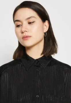 Monki Blousejurk - Black Jaquard 13 Monki Blousejurk - Black Jaquard -Anna Field Winkel d35e4ded7d9d4d5c8bda640341787a43
