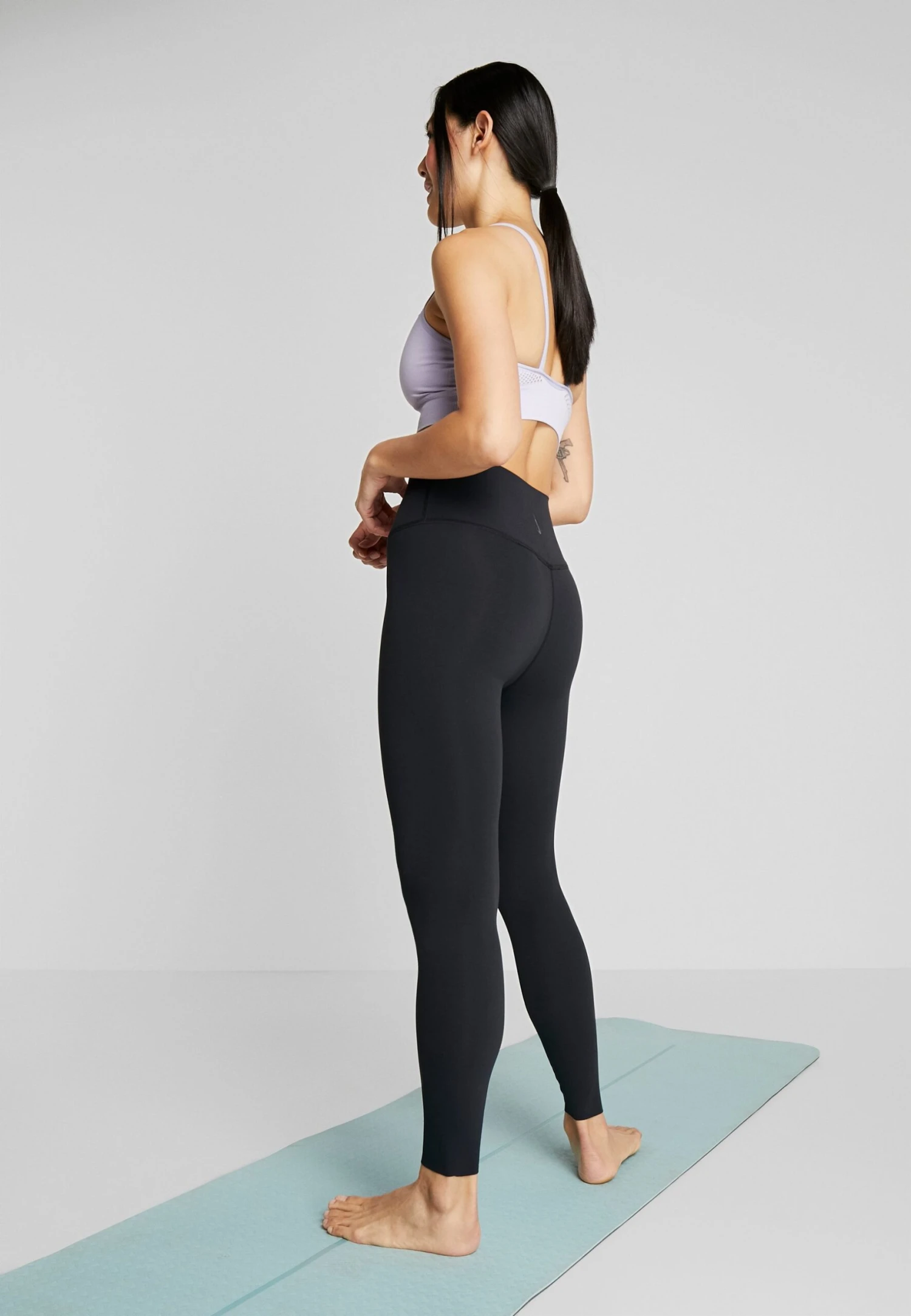 Nike Performance Nike Yoga Luxe 7/8-Infinalon-Leggings Mit Hohem Taillenbund Für Damen - Legging - Black/Dark Smoke Grey 5 Nike Performance Nike Yoga Luxe 7/8-Infinalon-Leggings Mit Hohem Taillenbund Für Damen - Legging - Black/Dark Smoke Grey - Afbeelding 3